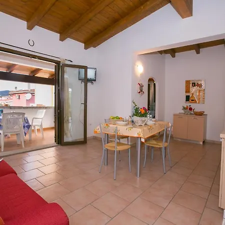 Sleeps 2 Air Con Apartman Budoni