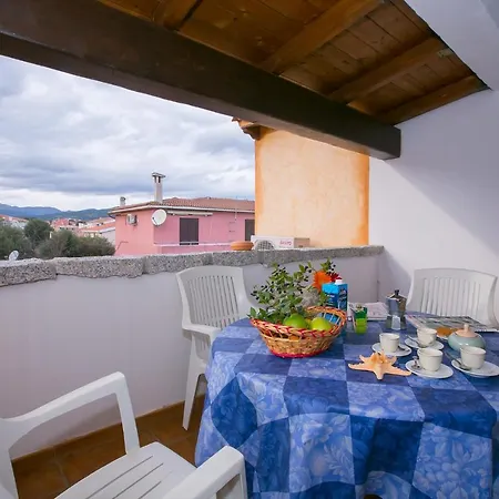 Sleeps 2 Air Con Apartamento Budoni