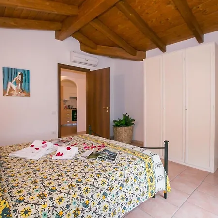 Sleeps 2 Air Con * Budoni